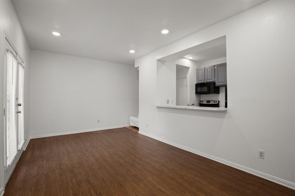 914 W 22nd 1/2 St - Photo 4