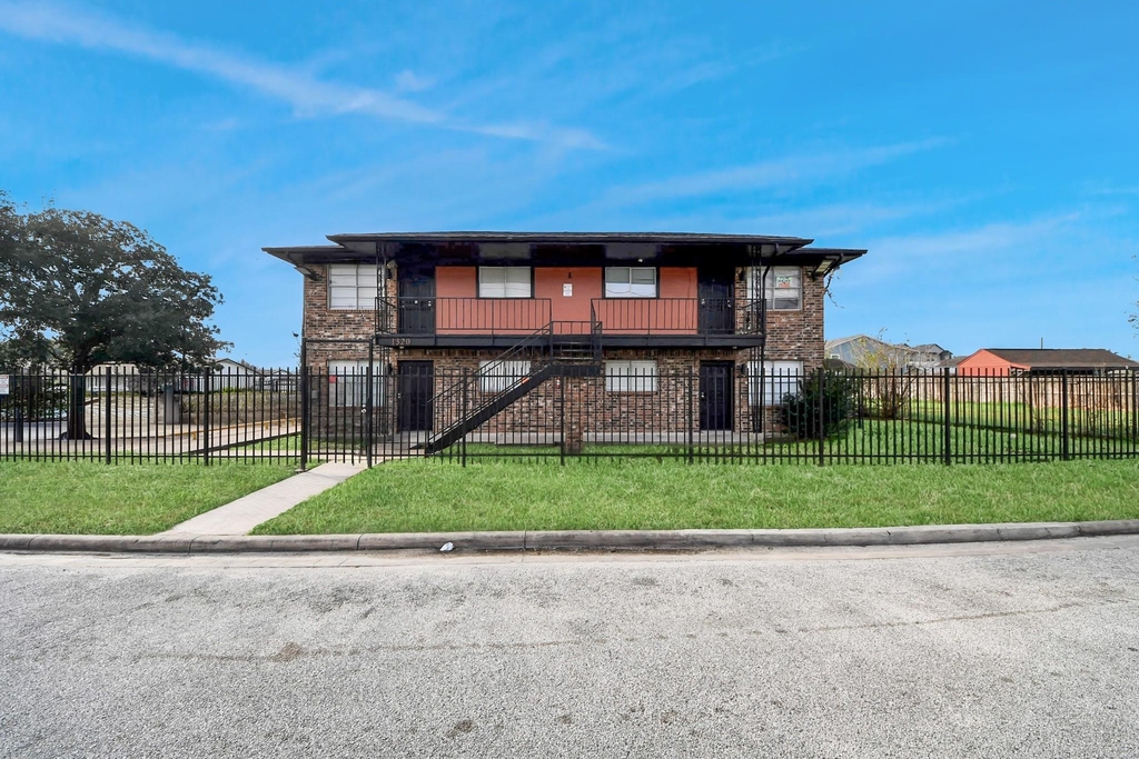 1320 Griffin Street - Photo 0