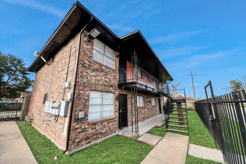 1320 Griffin Street - Photo 2