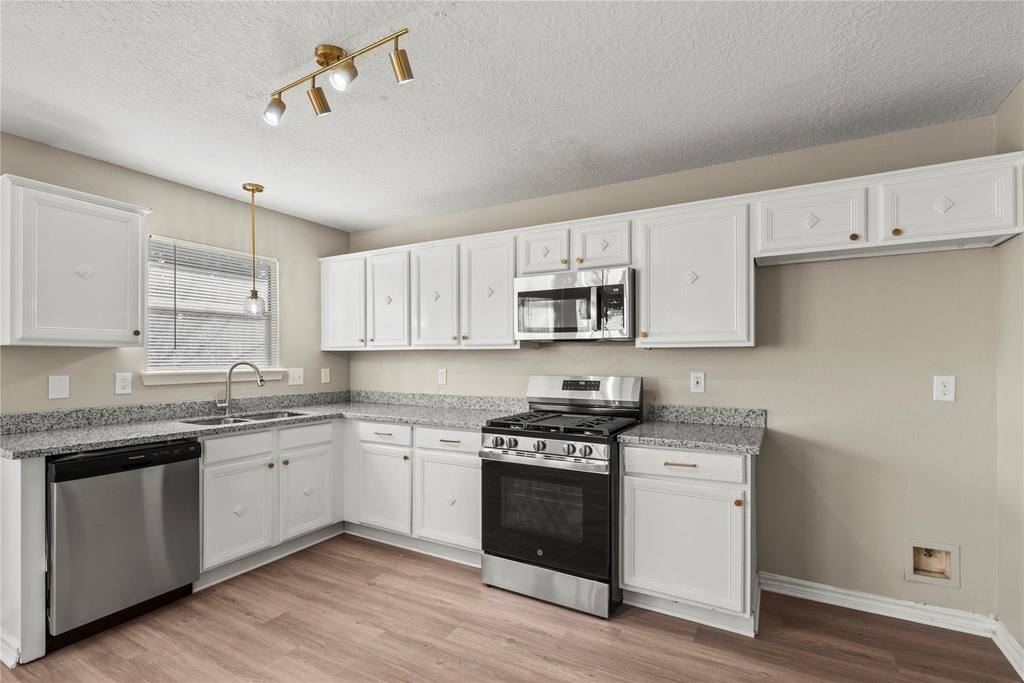 7134 Prairie Village Drive - Photo 4