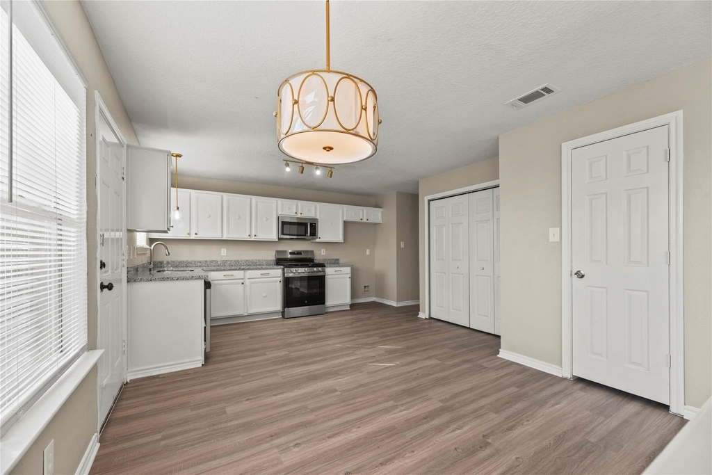 7134 Prairie Village Drive - Photo 3