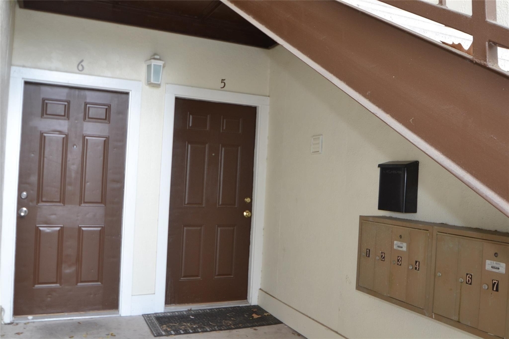304 Dell Court - Photo 0