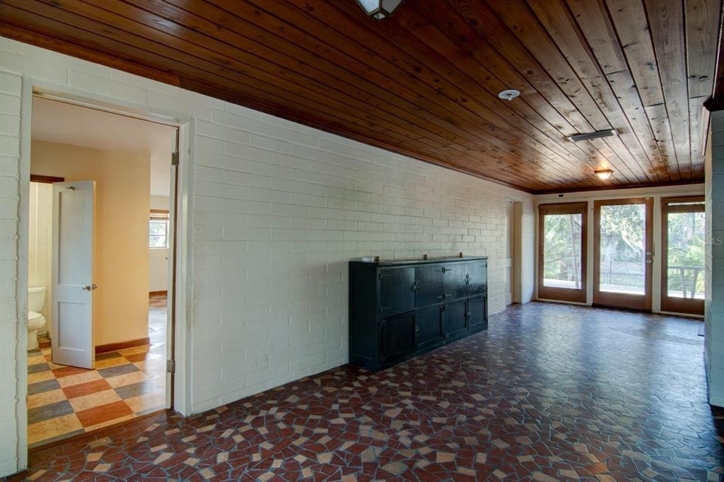 2049 Nw 9th Avenue - Photo 9