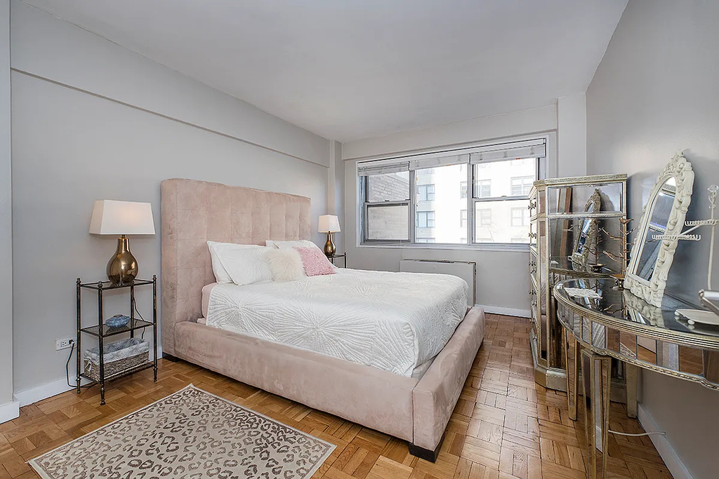 East 49th Street - Photo 2
