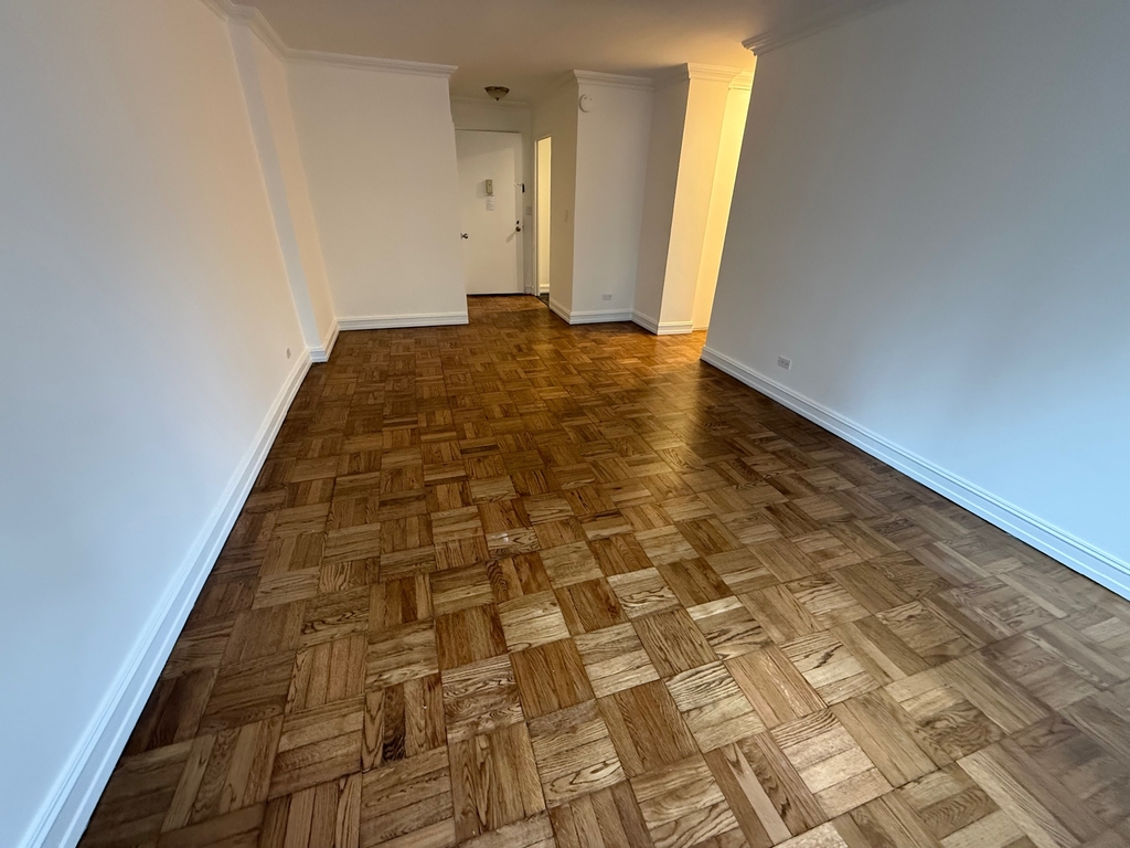 888 Eight Ave New York - Photo 1