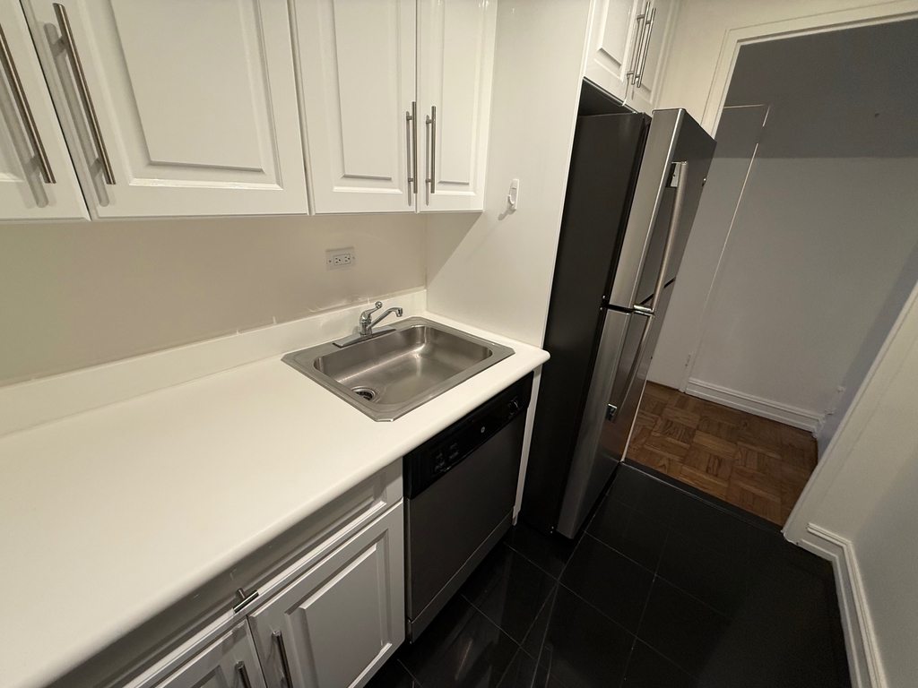 888 Eight Ave New York - Photo 8