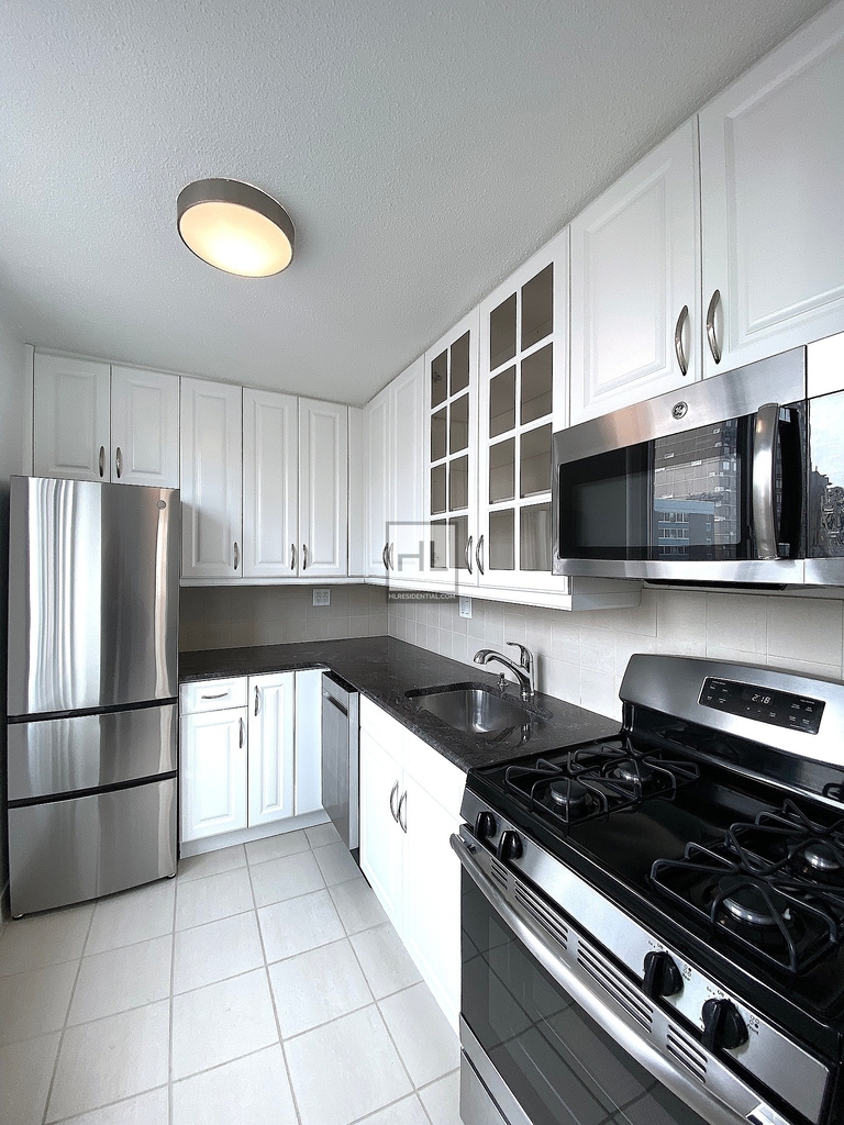 Second Avenue - Photo 1