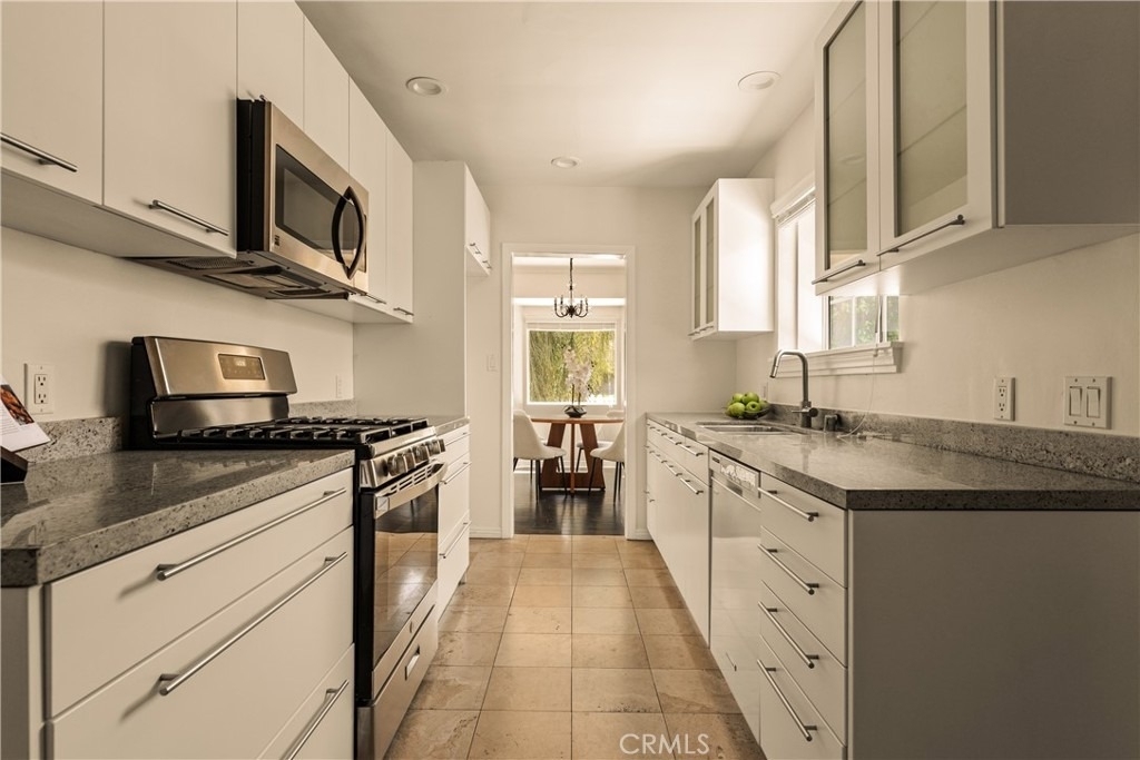 15233 Camarillo Street - Photo 8