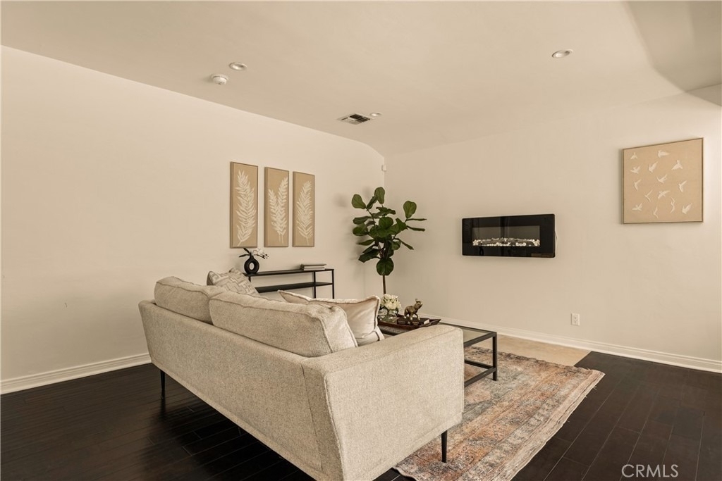 15233 Camarillo Street - Photo 3