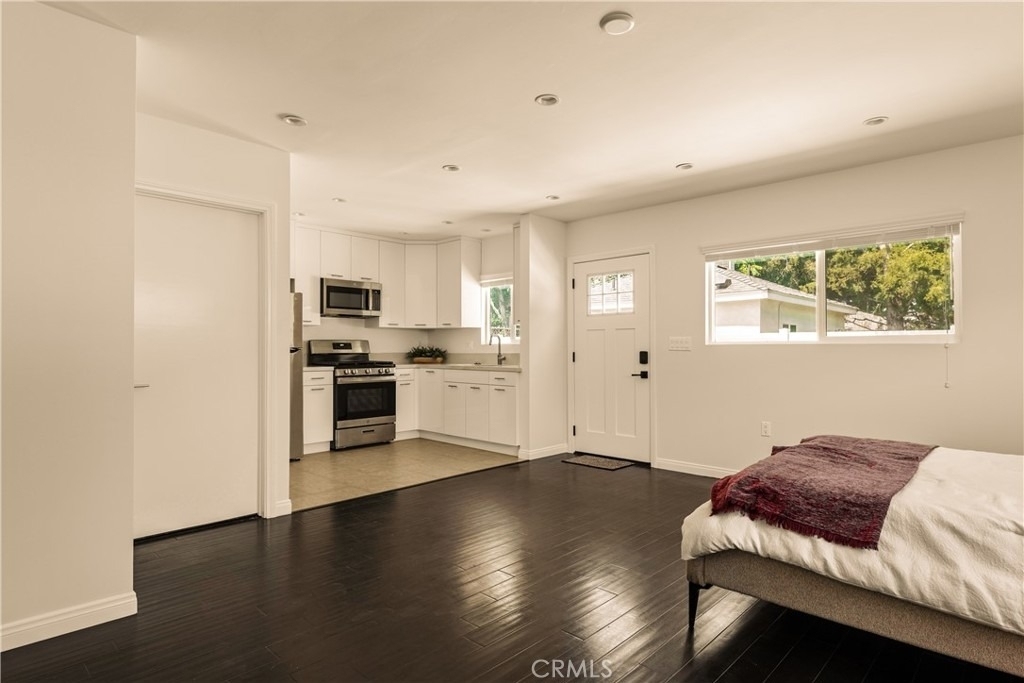 15233 Camarillo Street - Photo 11