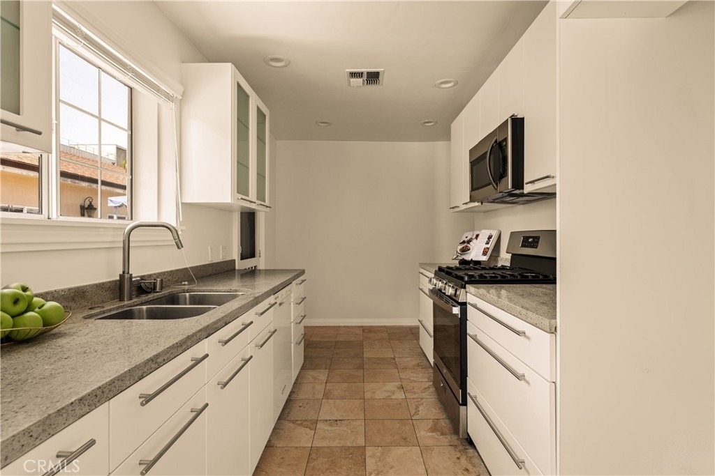 15233 Camarillo Street - Photo 7