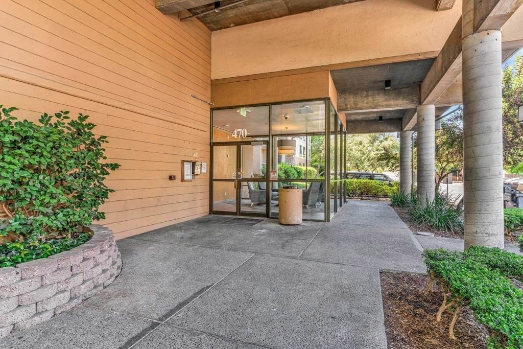 470 N Civic Dr - Photo 3