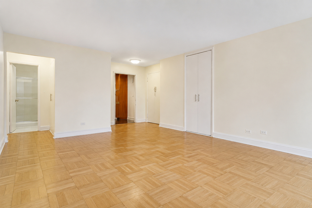 W 52ND ST - Photo 4