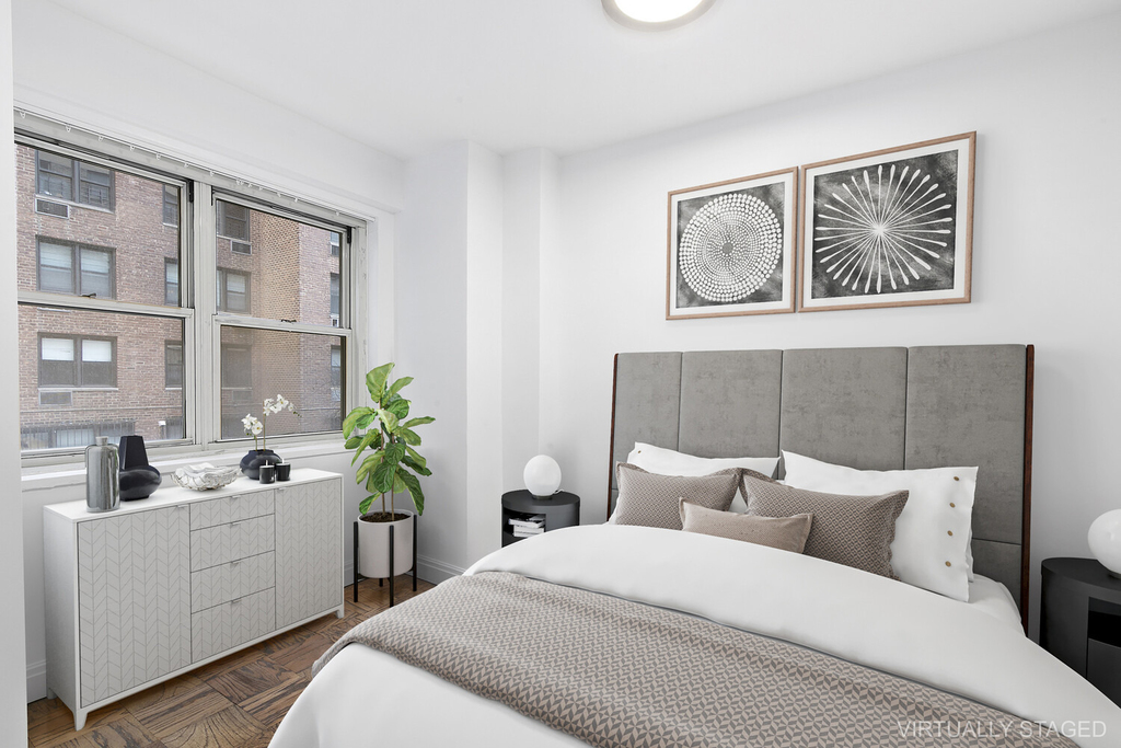 211 E 53rd Street - Photo 2