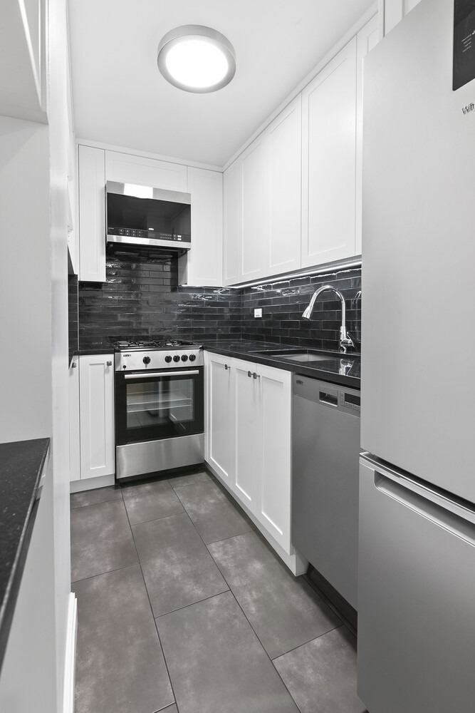 211 E 53rd Street - Photo 3
