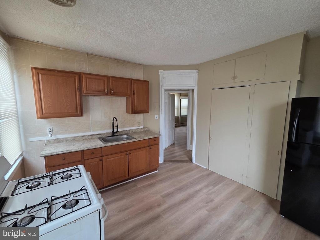 317 E Broad Street - Photo 2