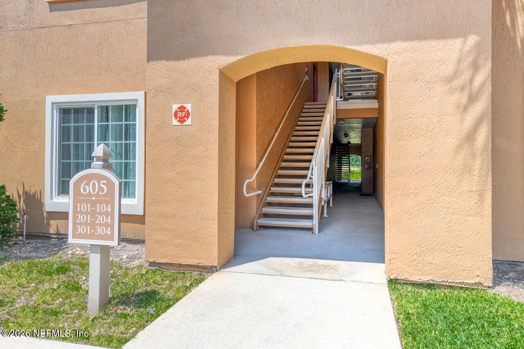605 Fairway Drive - Photo 4