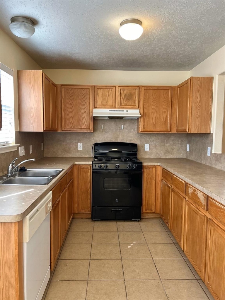 1522 Glasholm Drive - Photo 2
