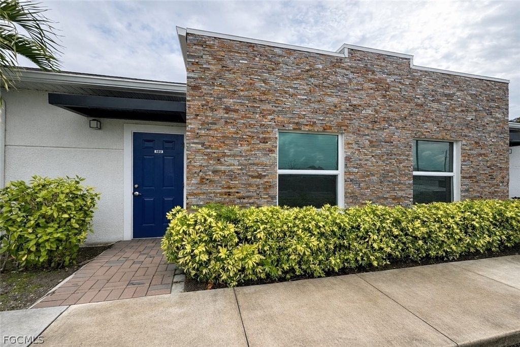 3313 Sw 8th Place - Photo 1