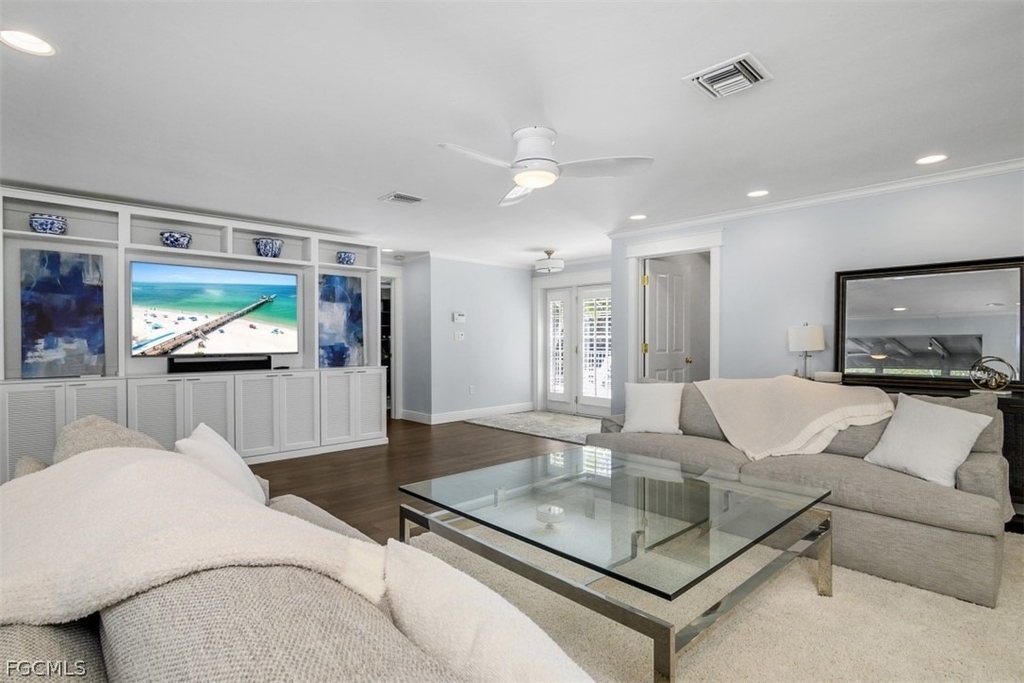 549 7th Avenue N - Photo 5