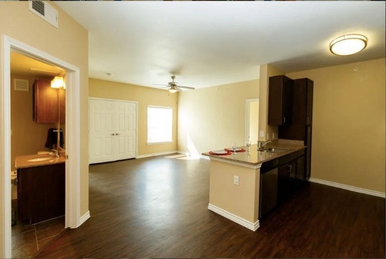 8275 Stonebrook Pkwy - Photo 9