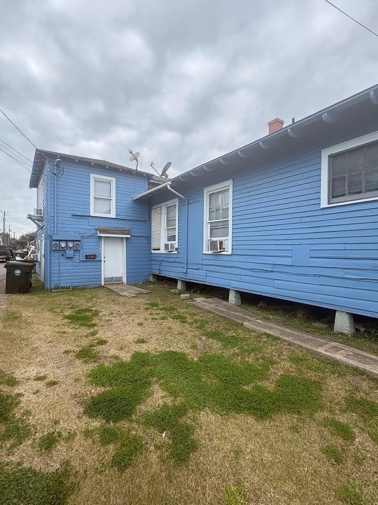 2205 33rd Street - Photo 0