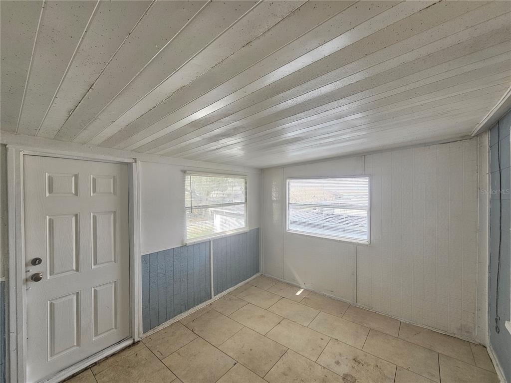 503 Longfellow Boulevard - Photo 2
