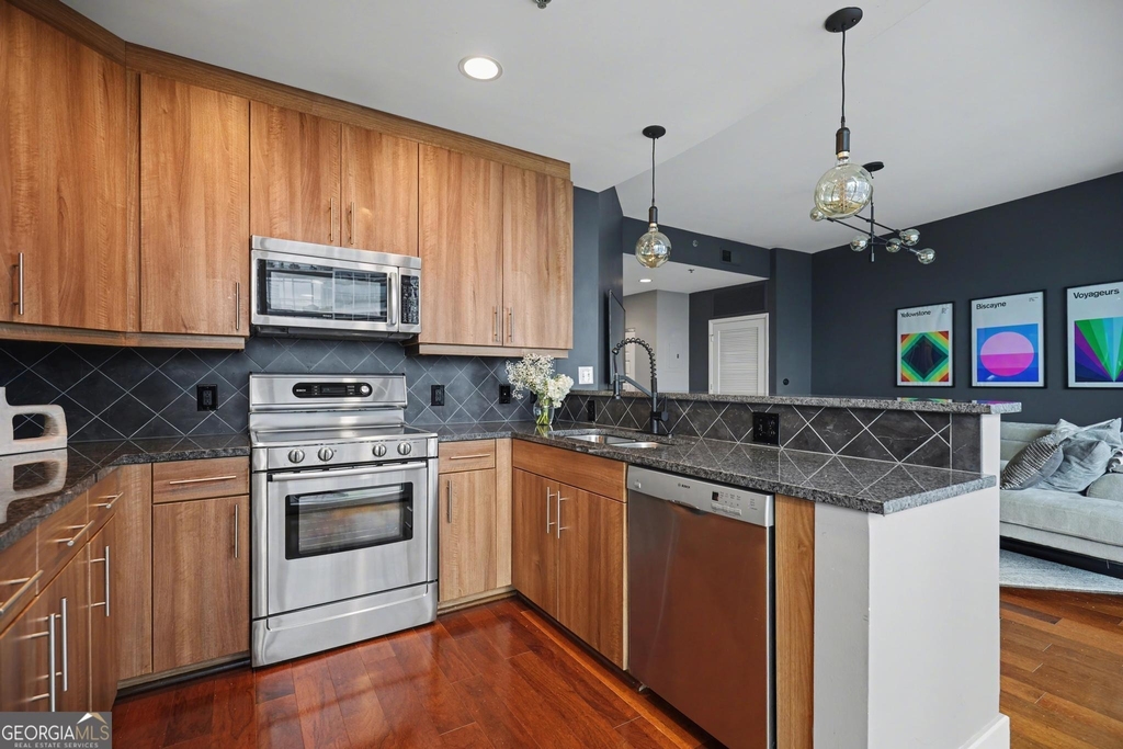 1080 Peachtree Street Ne - Photo 3