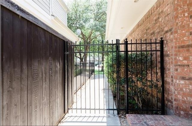 4525 W University Boulevard - Photo 2