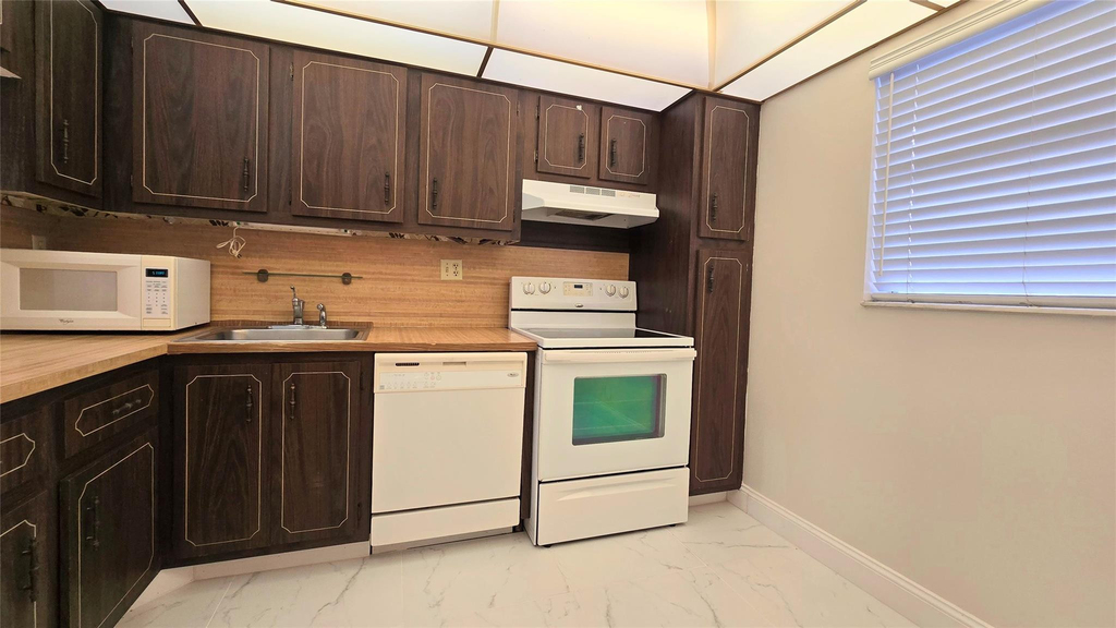8421 Lagos De Campo Boulevard - Photo 2