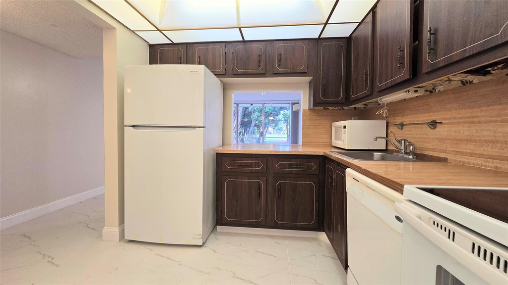 8421 Lagos De Campo Boulevard - Photo 3