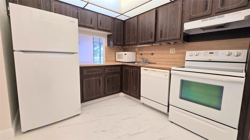 8421 Lagos De Campo Boulevard - Photo 1