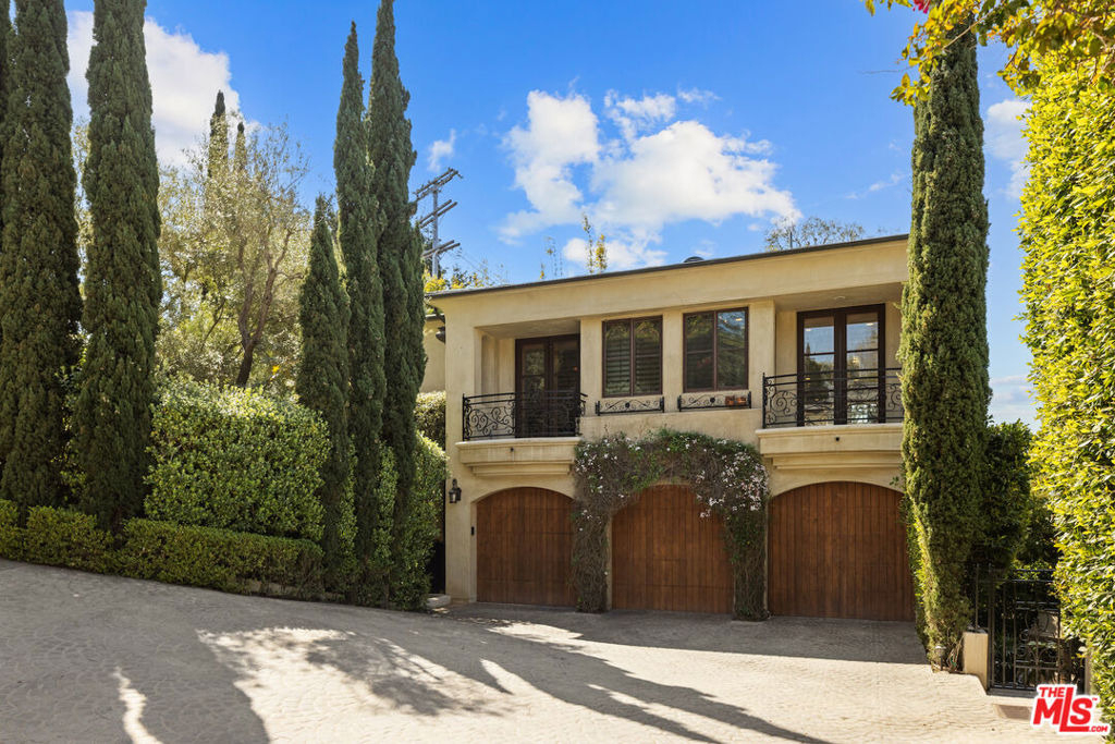 587 Entrada Drive - Photo 0
