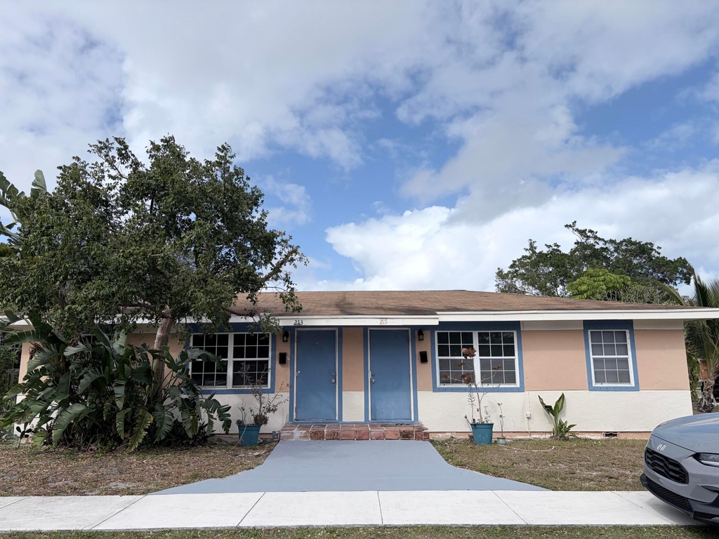 213 Se 9th Street - Photo 0