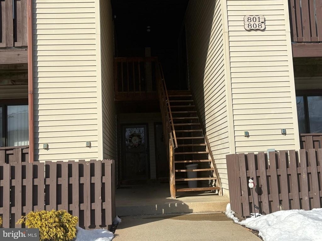 802 Lindsey Court - Photo 0