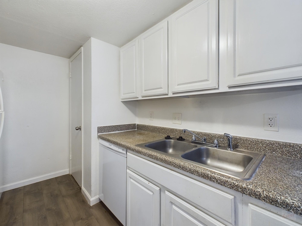2124 Burton Dr - Photo 11