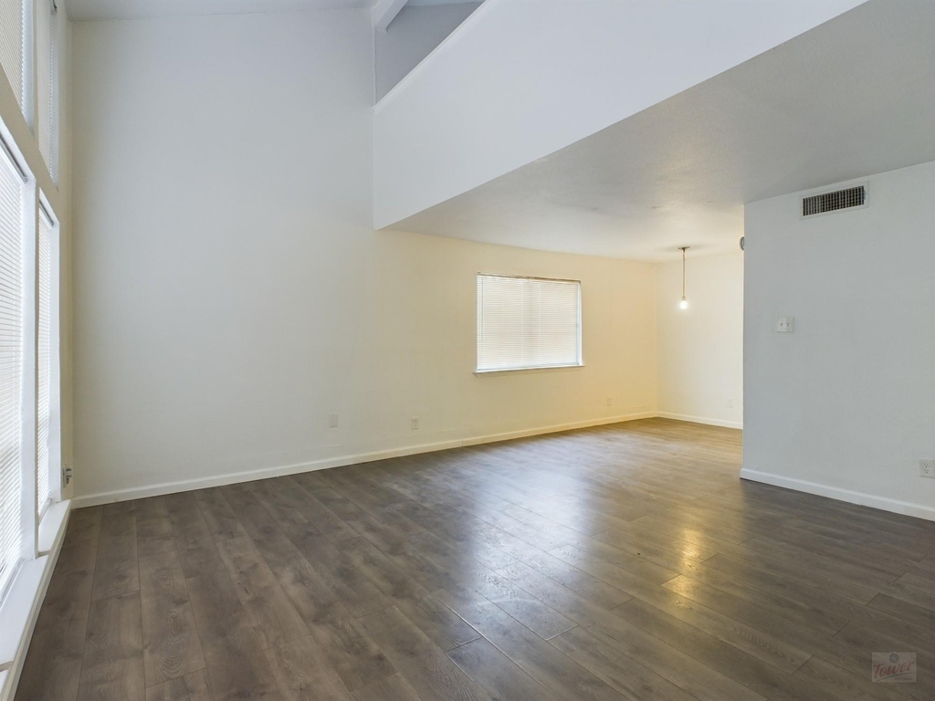 2124 Burton Dr - Photo 2
