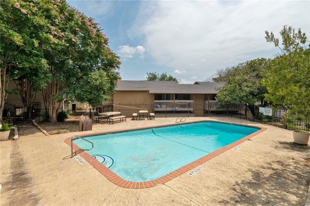 2124 Burton Dr - Photo 0