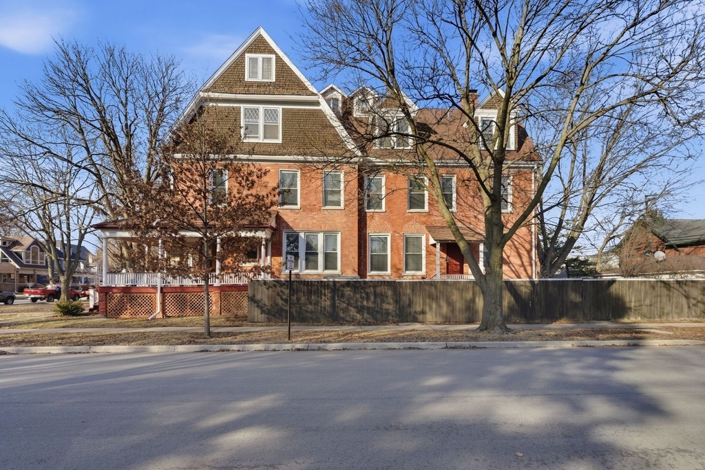 2001 Orrington Avenue - Photo 1