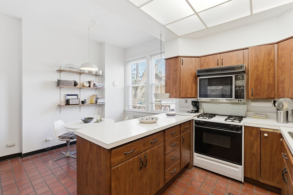 2001 Orrington Avenue - Photo 10