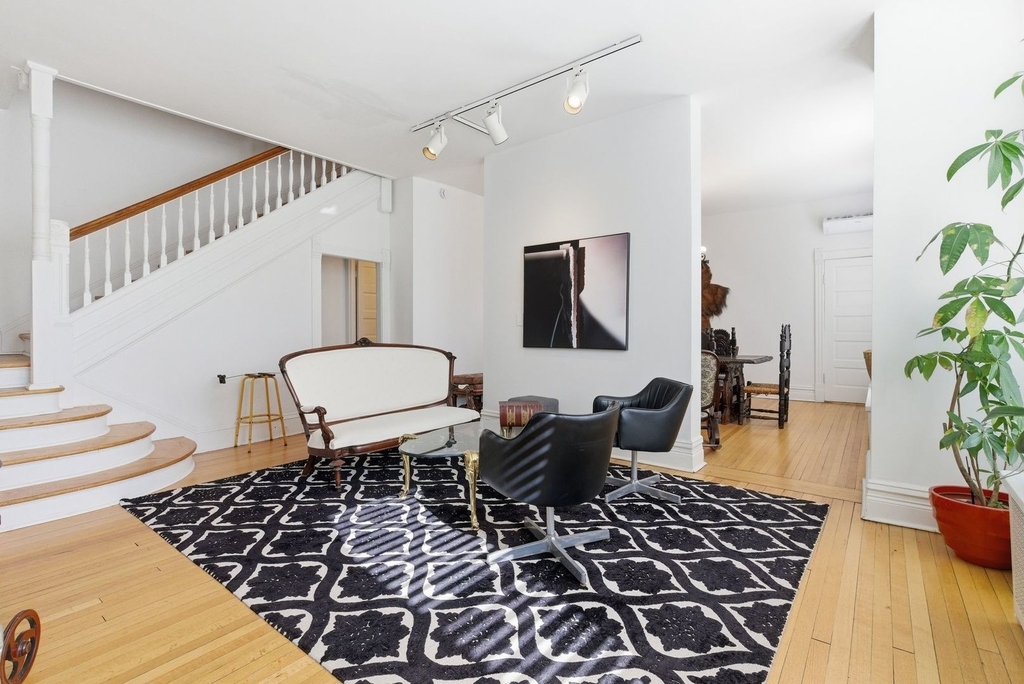 2001 Orrington Avenue - Photo 3