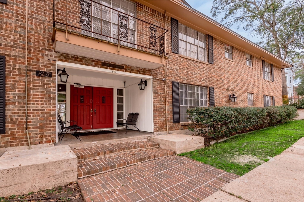 818 University Avenue - Photo 1