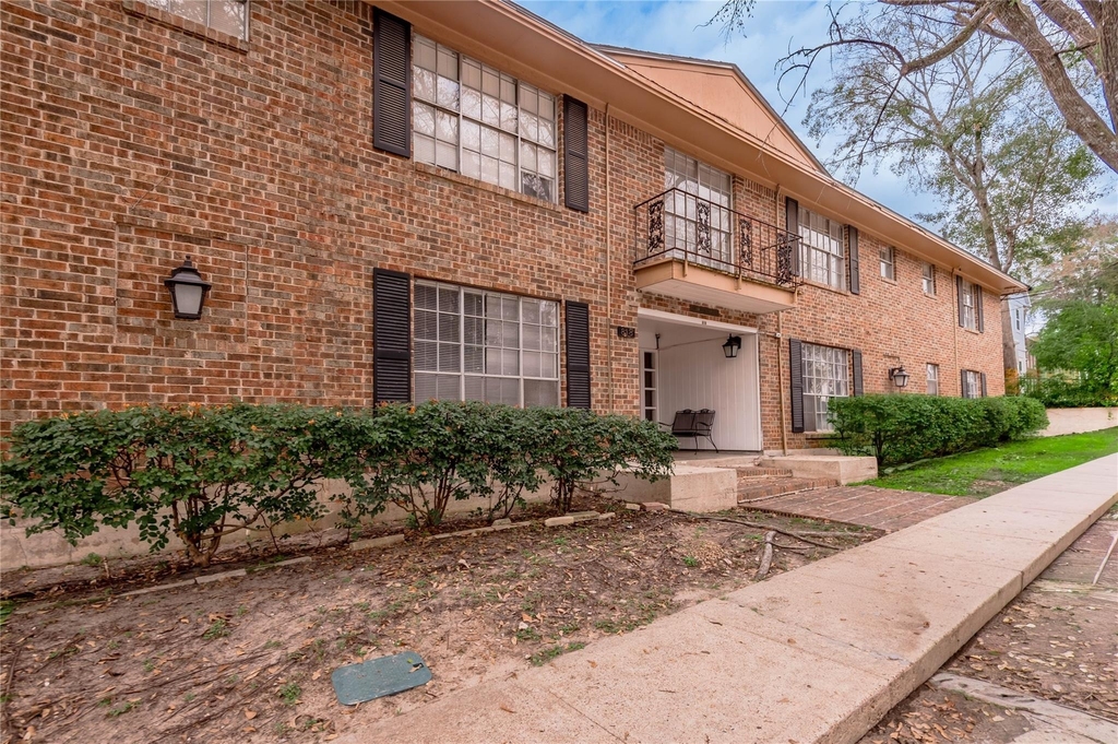 818 University Avenue - Photo 0