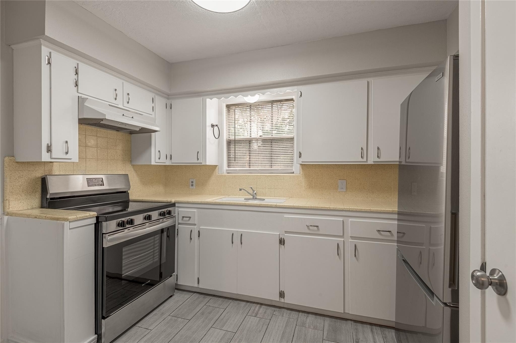 818 University Avenue - Photo 5