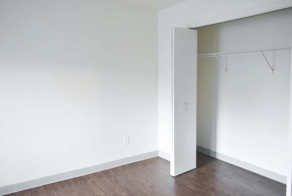 654 S Westwood Avenue - Photo 8