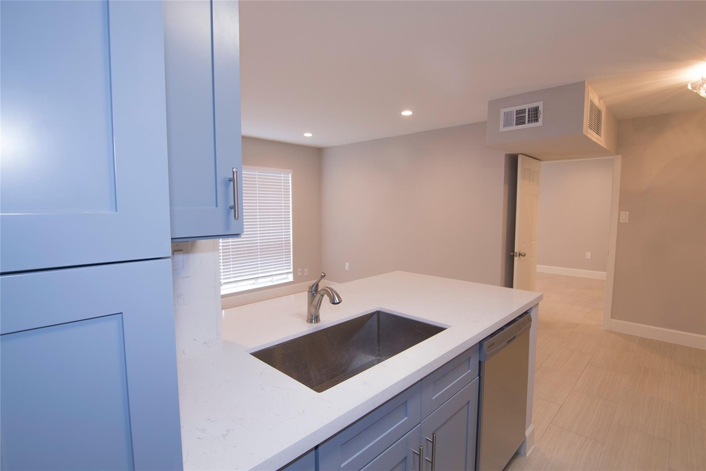 2201 Fountain View Drive - Photo 5