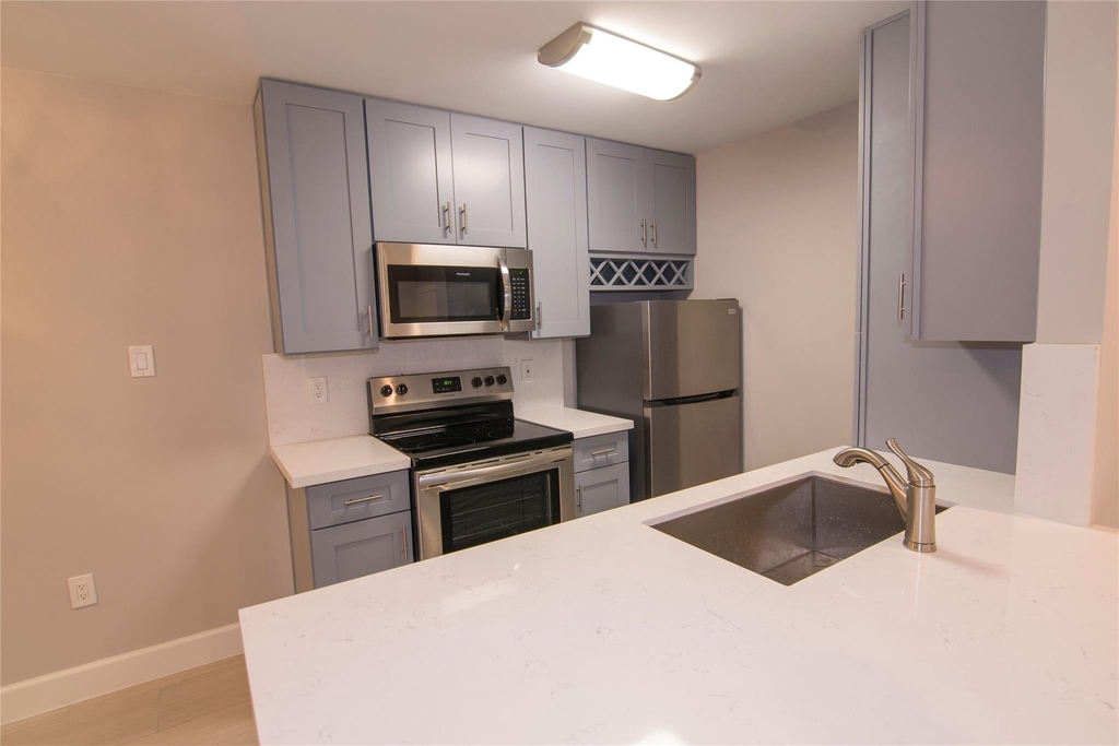 2201 Fountain View Drive - Photo 3