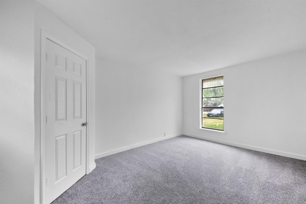 806 East Emily Avenue - Photo 6