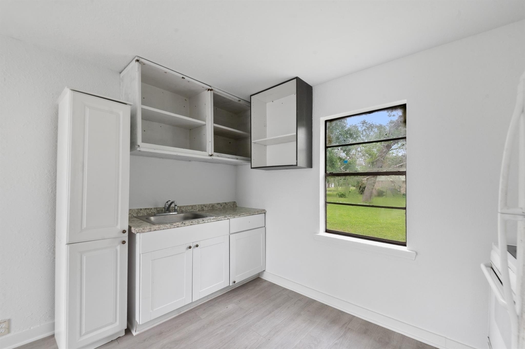 806 East Emily Avenue - Photo 2