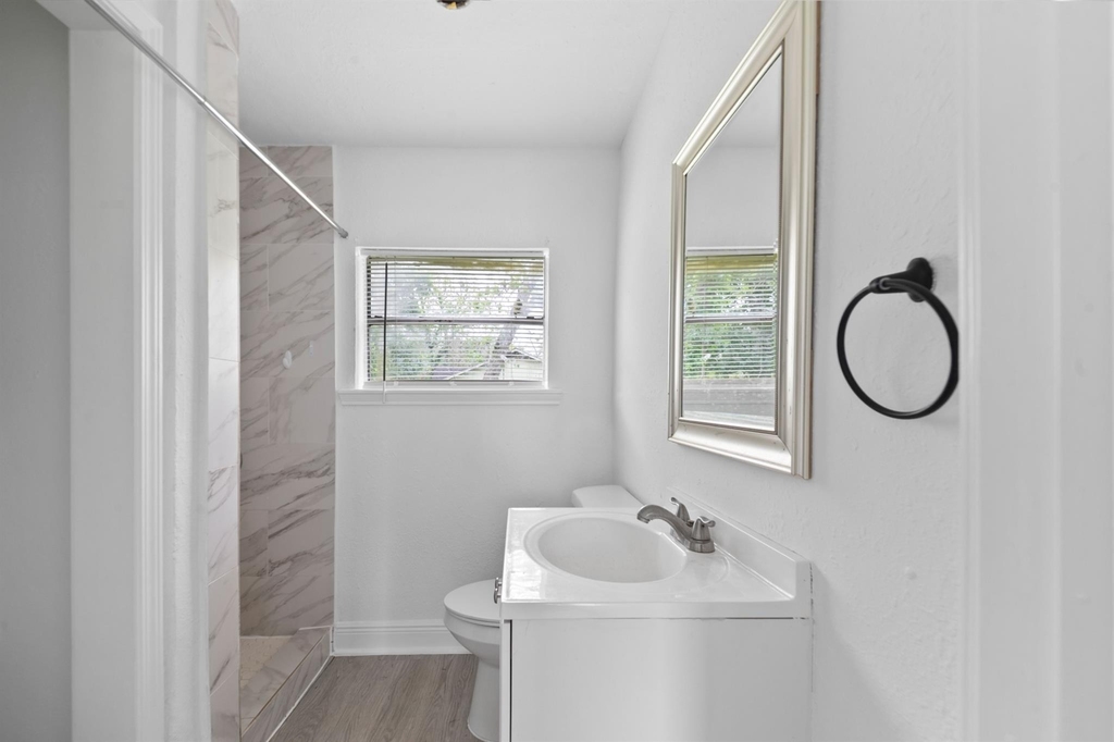 806 East Emily Avenue - Photo 5